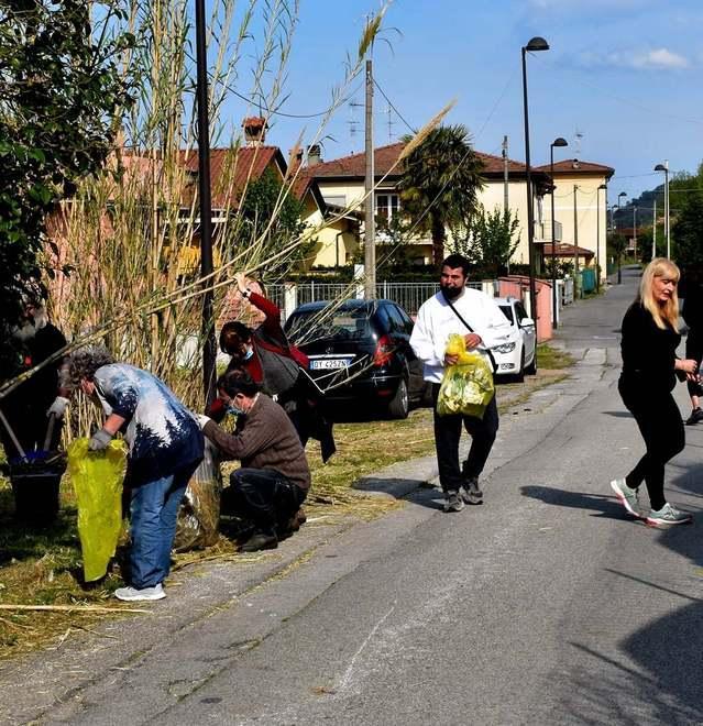 Cittadini al lavoro per pulire il campo