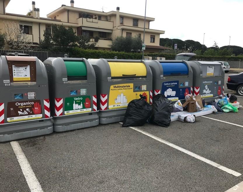 Rifiuti ai piedi dei cassonetti «Toglierli costa 320mila euro»