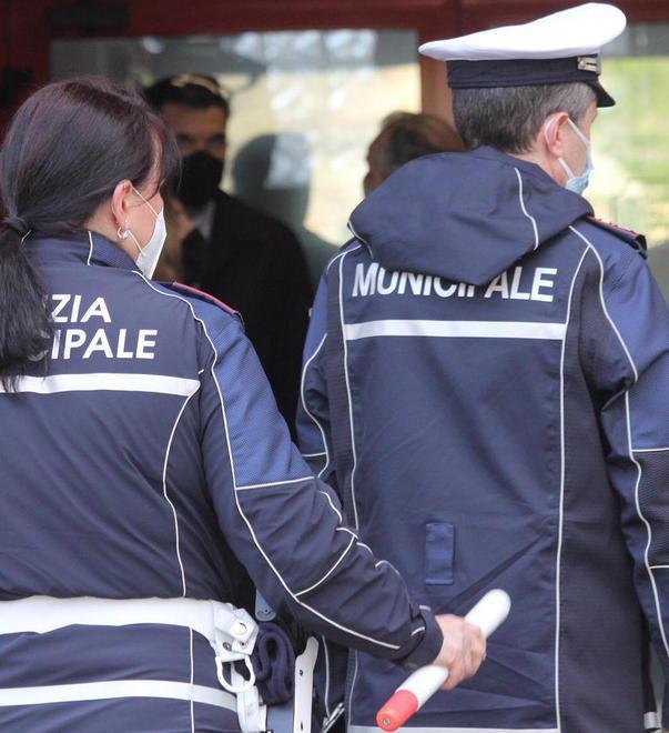 L’assessore consola i compagni dell’agente