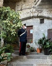 Ammazza la moglie e il cane a coltellate poi tenta di suicidarsi