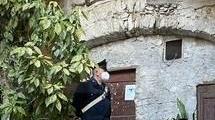 Ammazza la moglie e il cane a coltellate poi tenta di suicidarsi