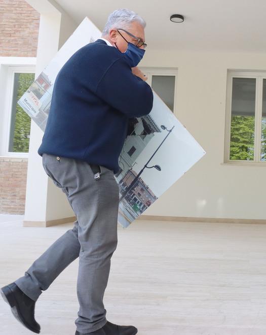 Scatoloni verso le ex medie, il trasloco del municipio è iniziato