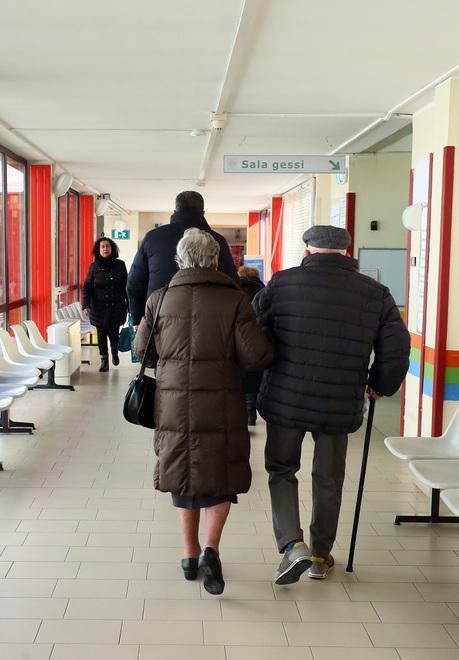 Le critiche dell’ex assessore all’ospedale «Senza notizie di mamma, non è umanità» 