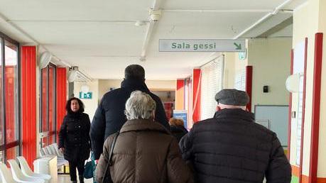 Le critiche dell’ex assessore all’ospedale «Senza notizie di mamma, non è umanità»