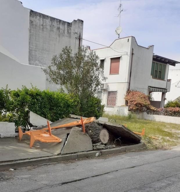 Marciapiede distrutto da quasi due anni I residenti insorgono 