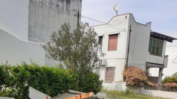 Marciapiede distrutto da quasi due anni I residenti insorgono