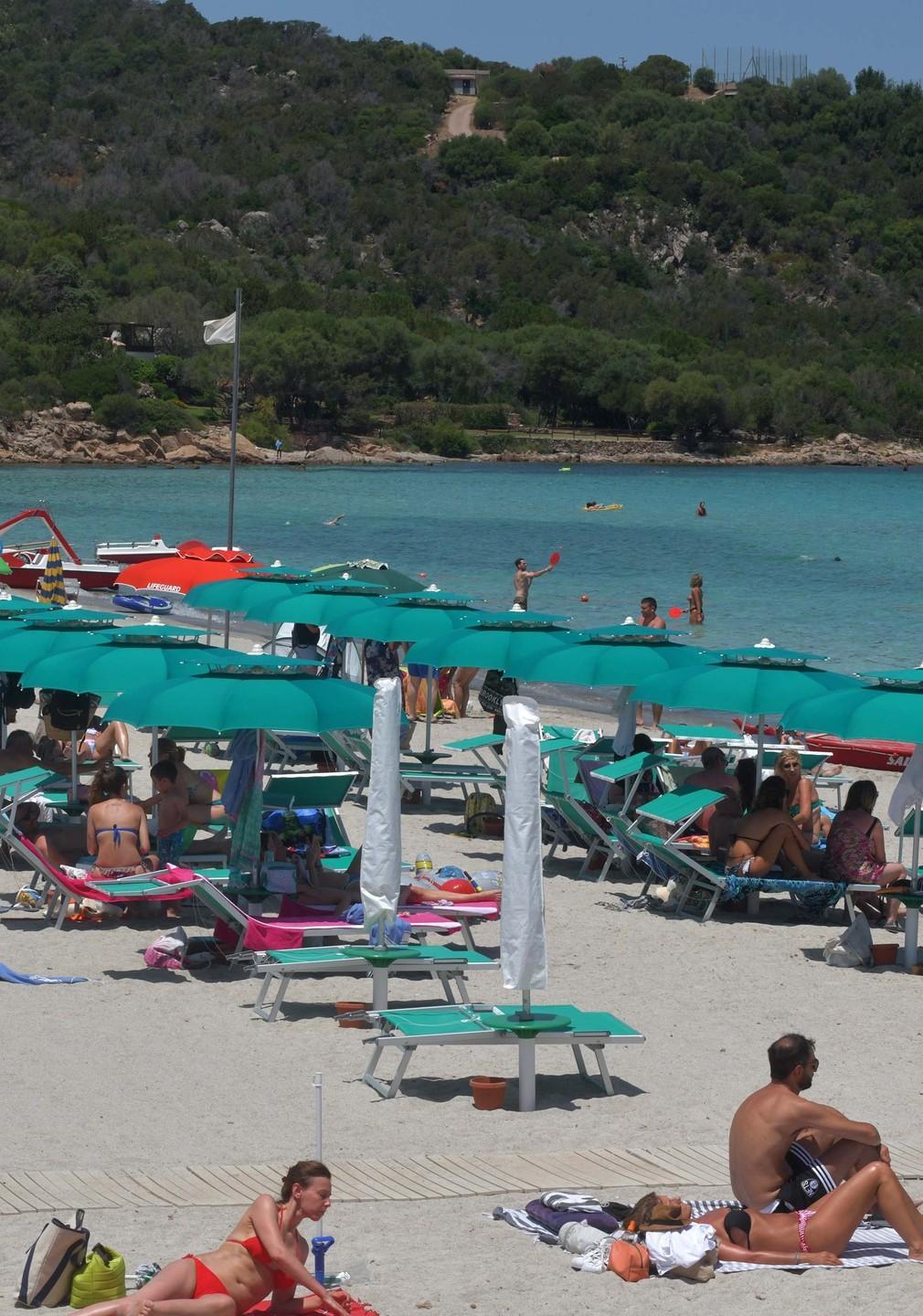 Covid e posidonia, per i balneari sarà un’estate di incognite 