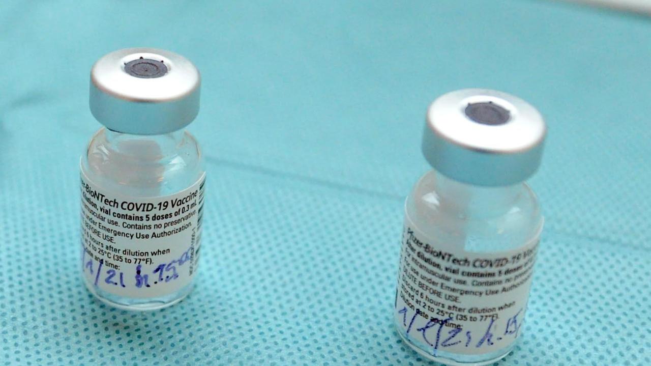 Vaccini in Toscana, pronte a riaprire le prenotazioni per gli over 70: le dosi in arrivo e i tempi previsti