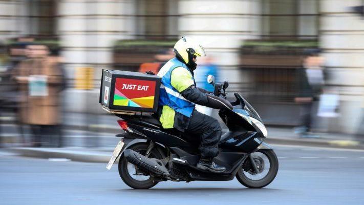 Contratto da dipendenti: Just Eat assume rider a Pisa e a Firenze