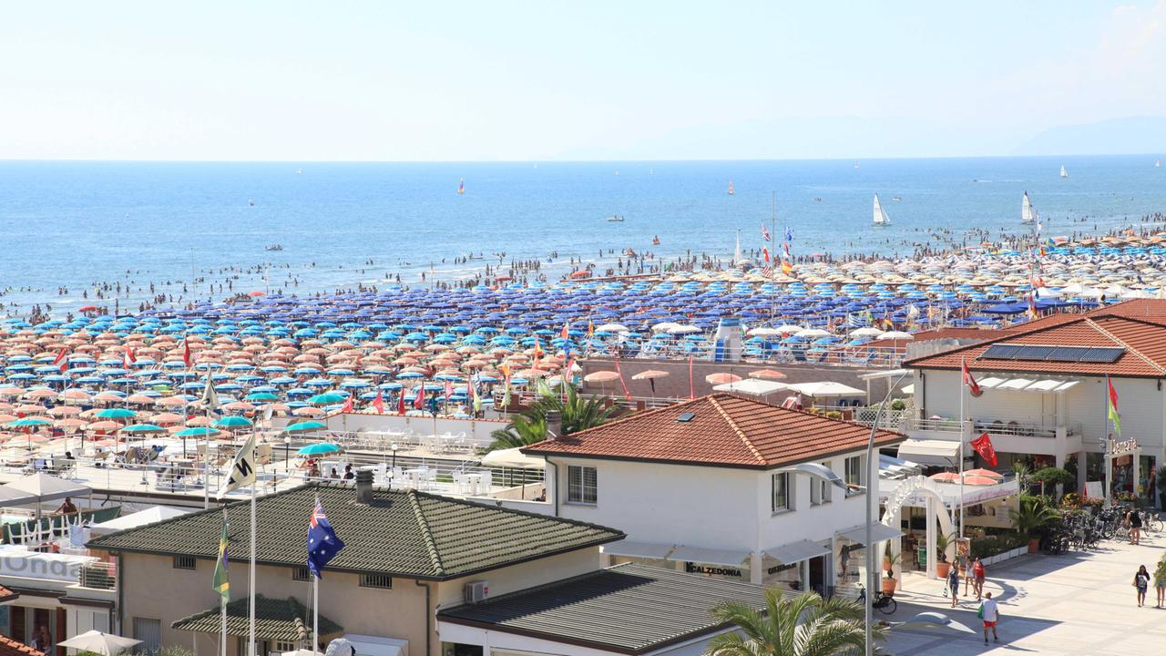 Ristoranti, hotel e bagni: il lavoro per l’estate in Versilia