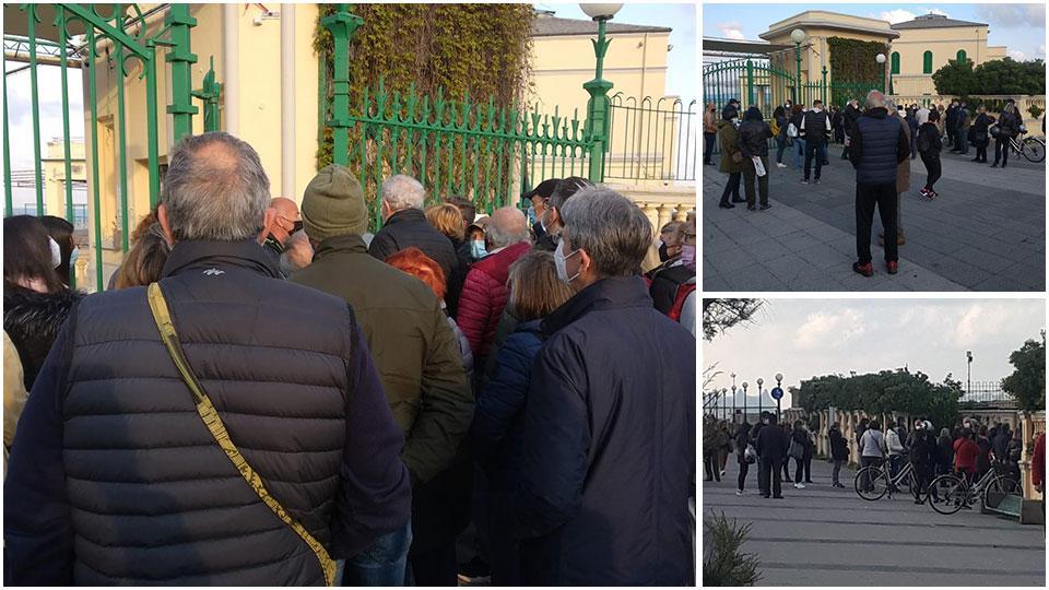 Clienti in fila fuori dai cancelli dei bagni Pancaldi di prima mattina in attesa di poter prenotare ombrelloni, sdraio e lettini per stagione 2021