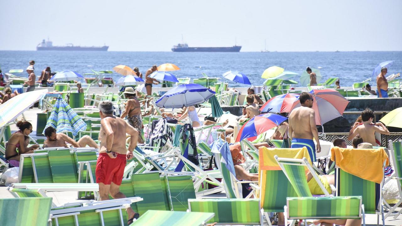 Corsa alla prenotazione, posti in "Punta" ai bagni Pancaldi esauriti in poche ore e c’è chi ha dormito in auto