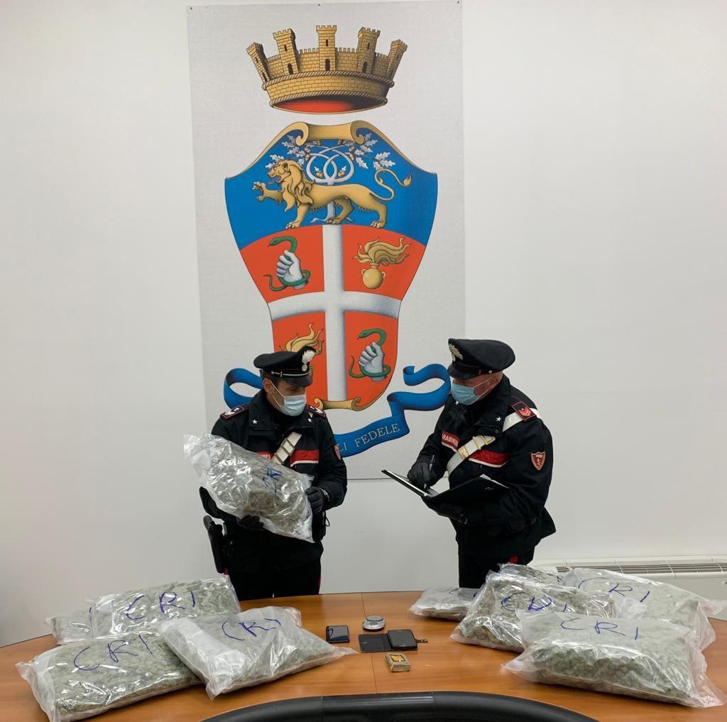 In auto a tutta velocità con undici chili di marijuana, arrestato elettricista di Massa