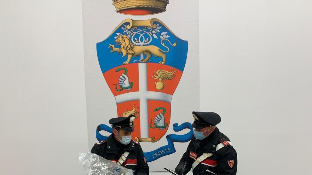 In auto a tutta velocità con undici chili di marijuana, arrestato elettricista di Massa