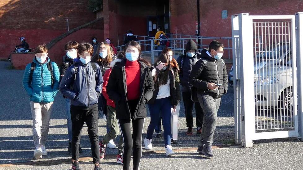 Tutti a scuola, i dirigenti i sono scettici: «Ma vale la pena rischiare per un mese?»