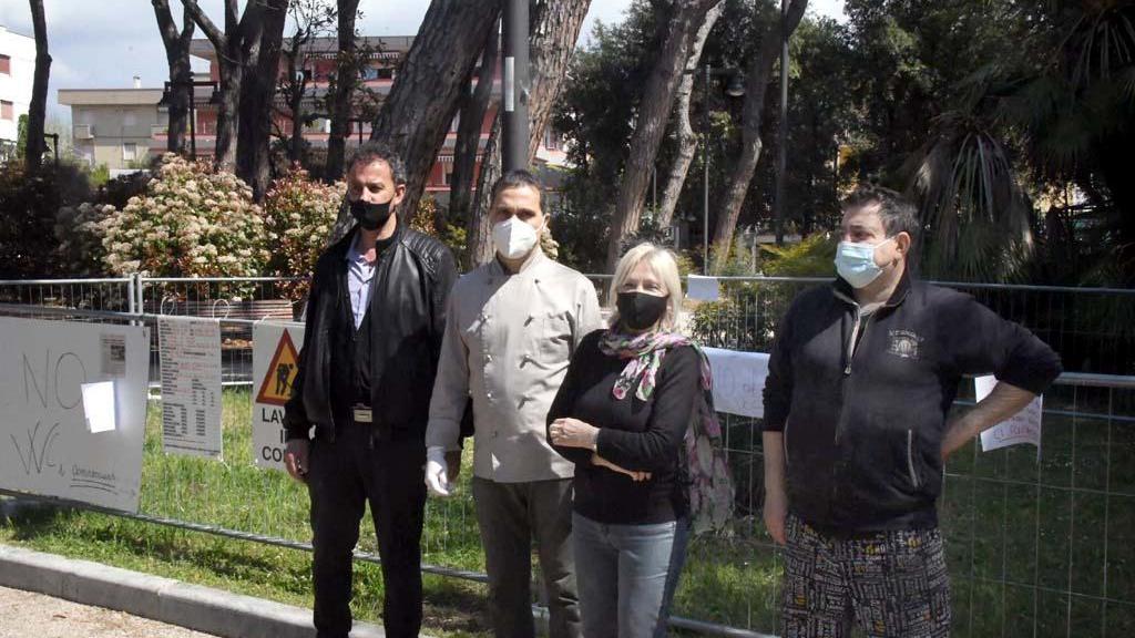 «No al vespasiano in piazza Pellerano».E occupano il cantiere