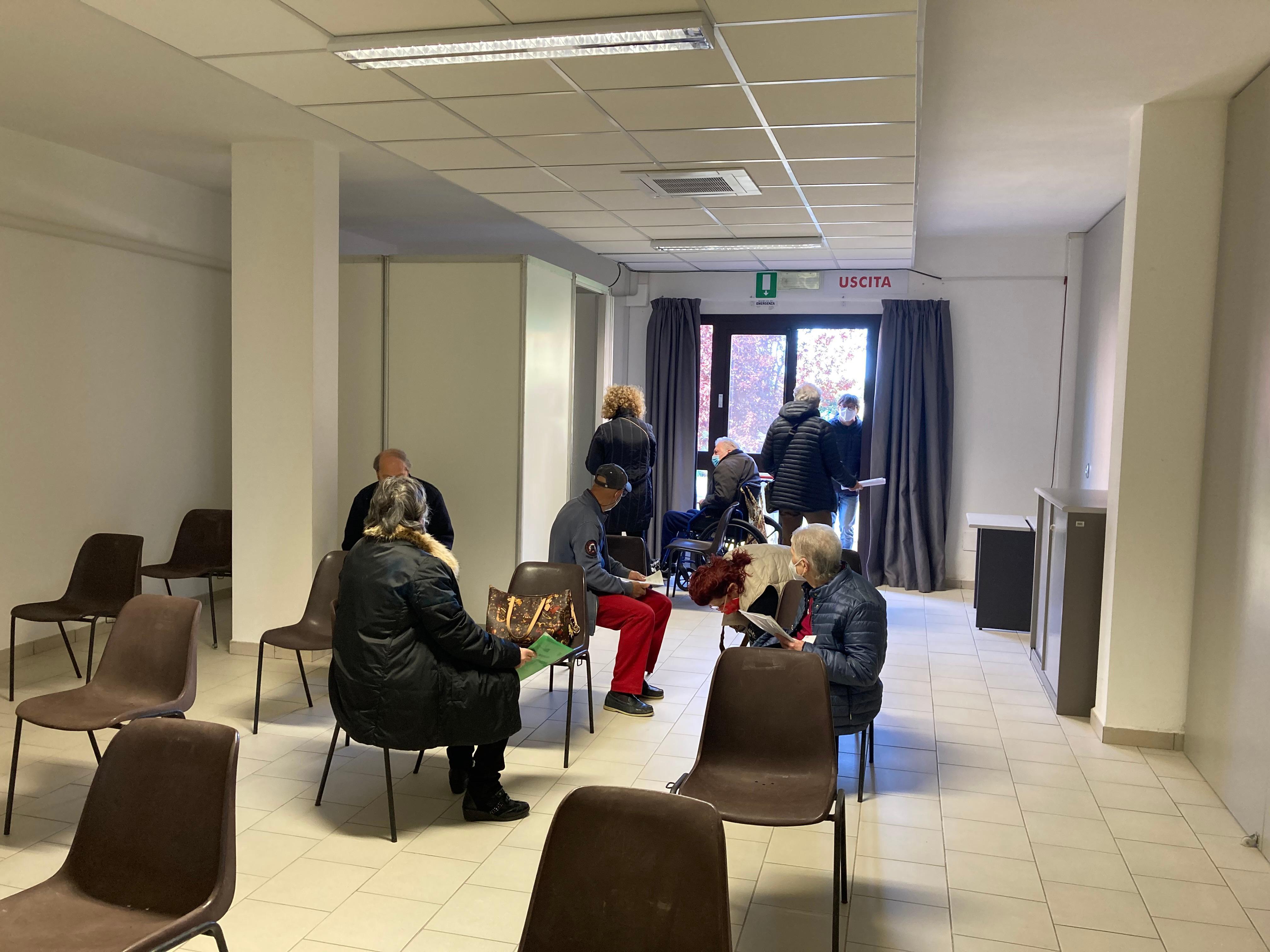 Fragili e over 80: cinque sedute di vaccini alla settimana a Cecina - Il programma