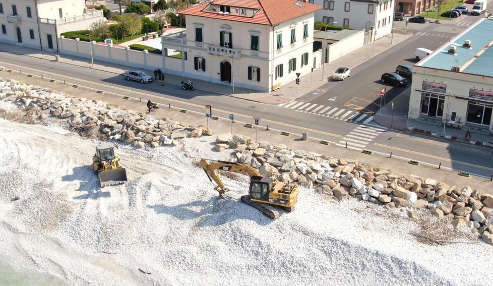 Spiagge di ghiaia, un impegno per due: lavori conclusi entro la metà di maggio 