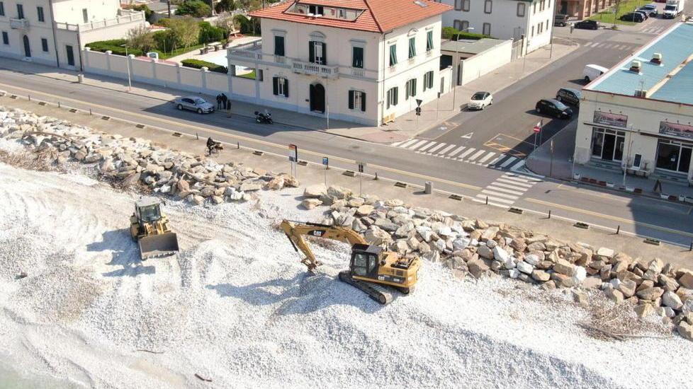 Spiagge di ghiaia, un impegno per due: lavori conclusi entro la metà di maggio