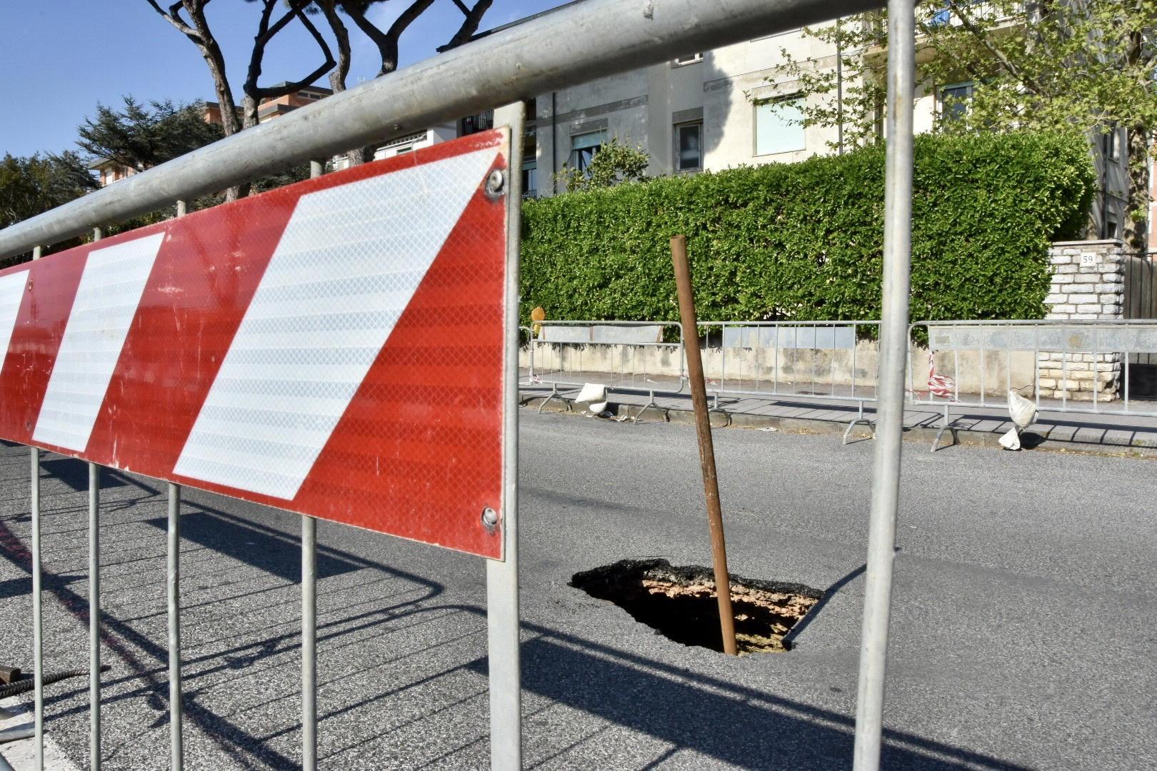 Buca in via dei Pensieri, si allungano i tempi: «Lunedì riapertura della strada» 