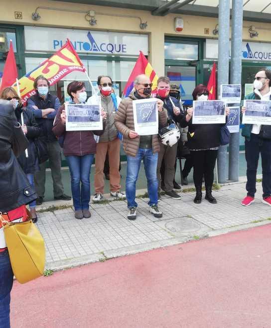 Utenze staccate in piena pandemia, la protesta contro il gestore dell'acqua