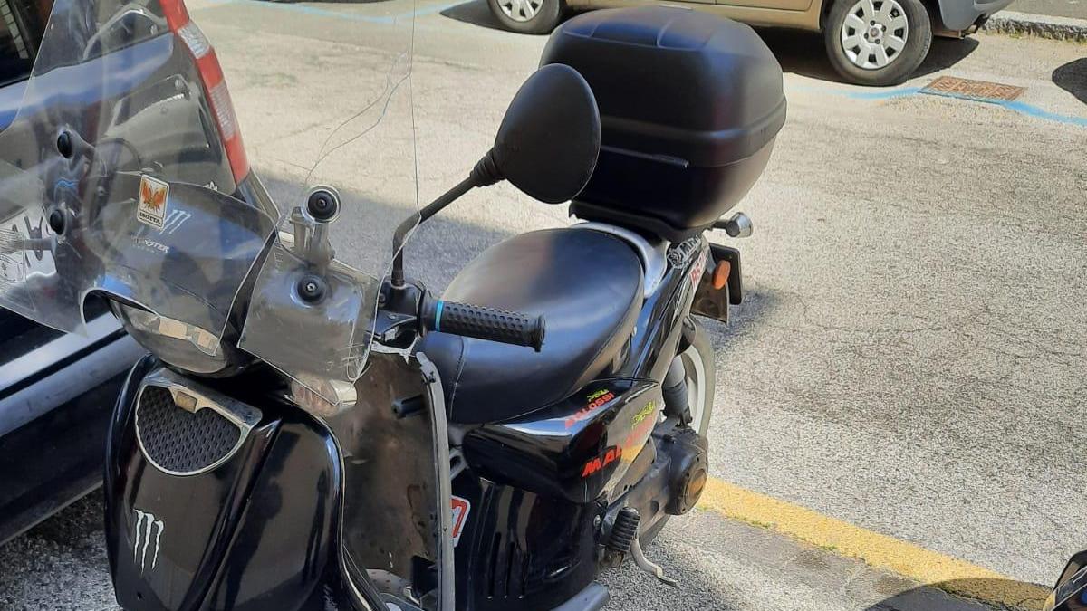 Contro un’auto in sosta sullo scooter rubato: «Sparito la notte prima dal mio cortile»