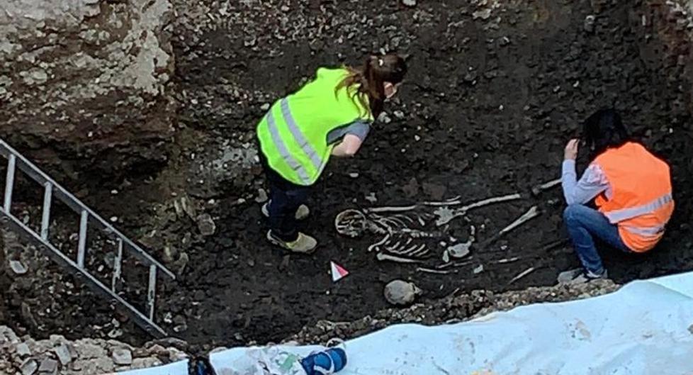 Gli scheletri di Piazza San Prospero (scatto gentilmente concesso da Mario Annecchino)