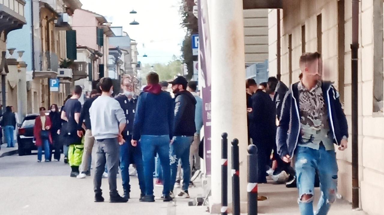 Noi ragazzi travolti dal virus: "Ci è vietato essere giovani e in tanti si stanno perdendo"