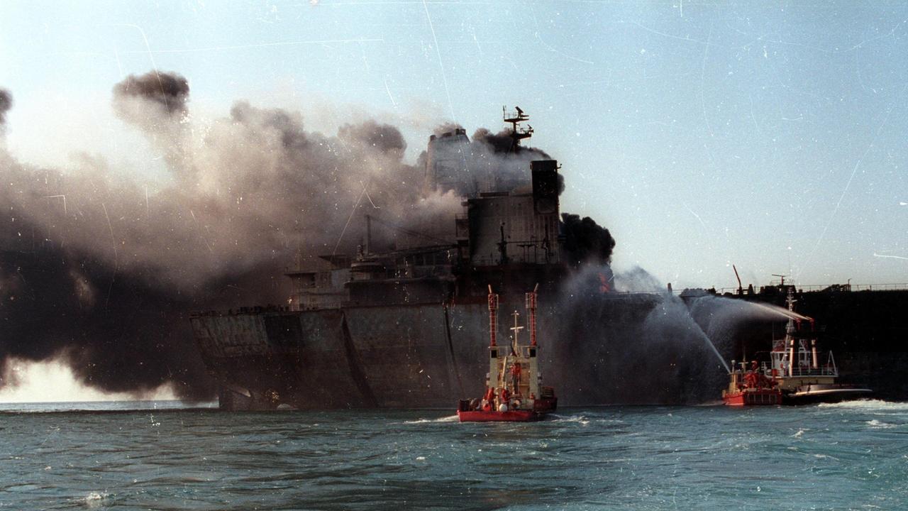 Il traghetto Moby Prince in fiamme nel porto di Livorno