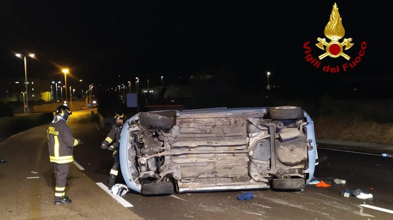 Sassari, perde il controllo dell'auto che si ribalta: conducente illeso