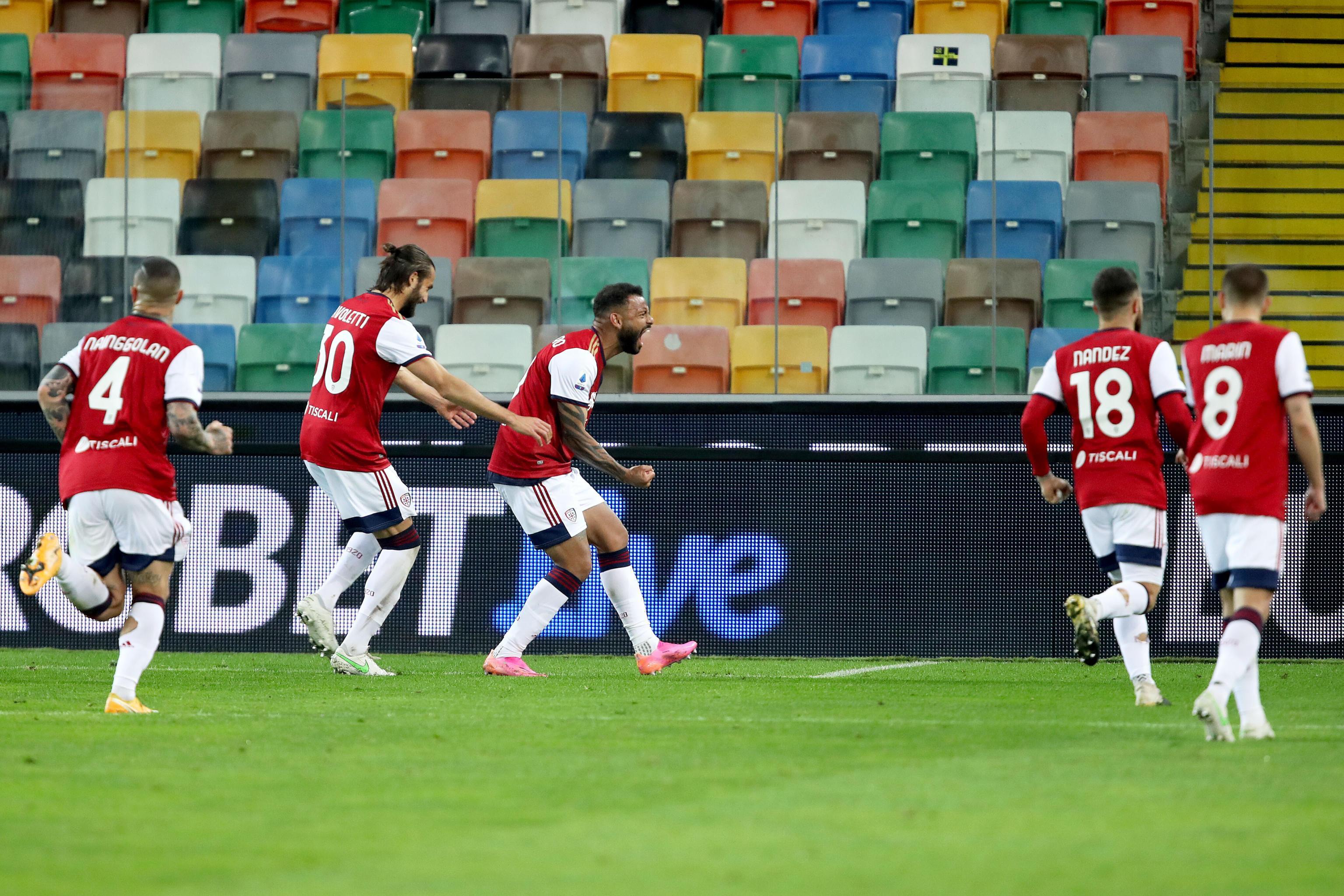 Joao Pedro esulta dopo il rigore che ha deciso la partita