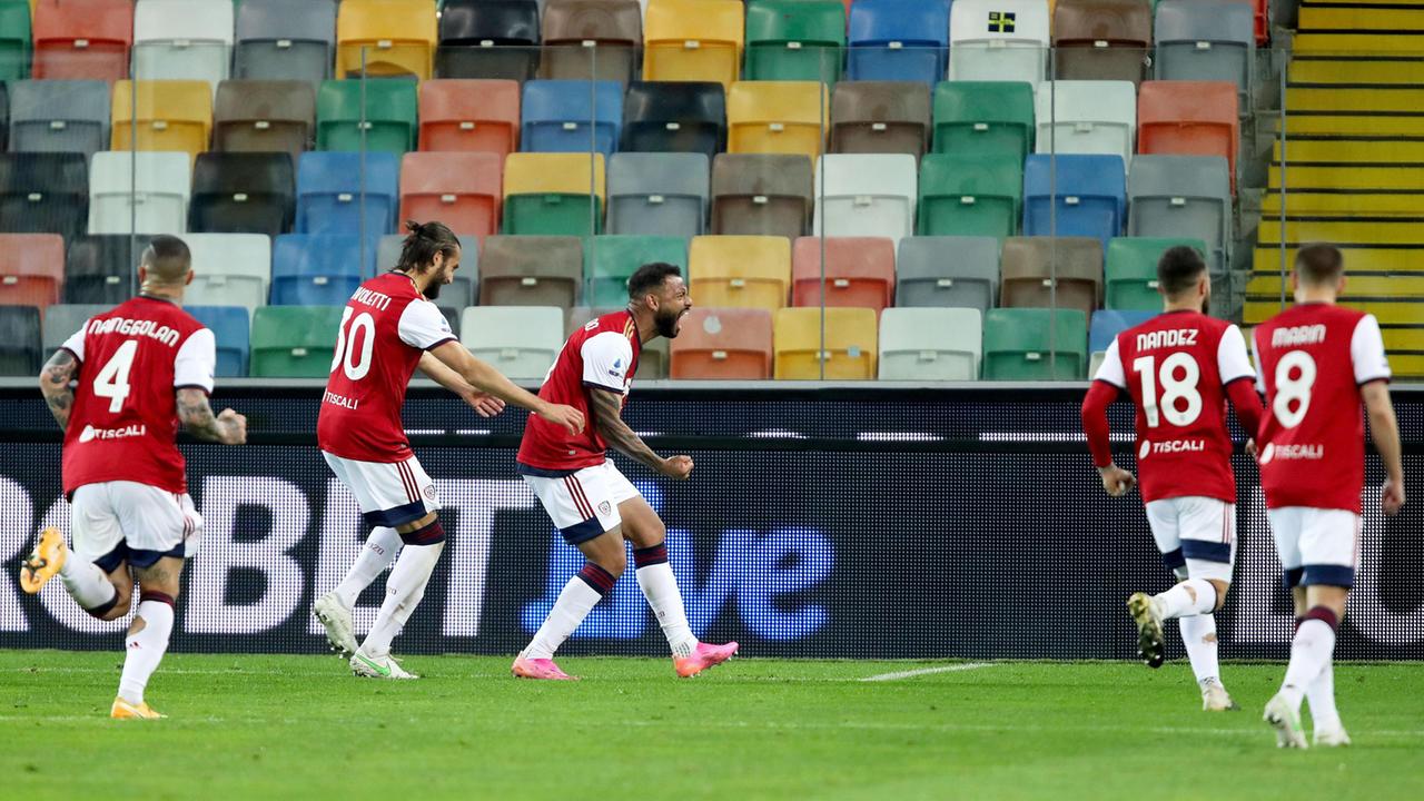 Joao Pedro esulta dopo il rigore che ha deciso la partita