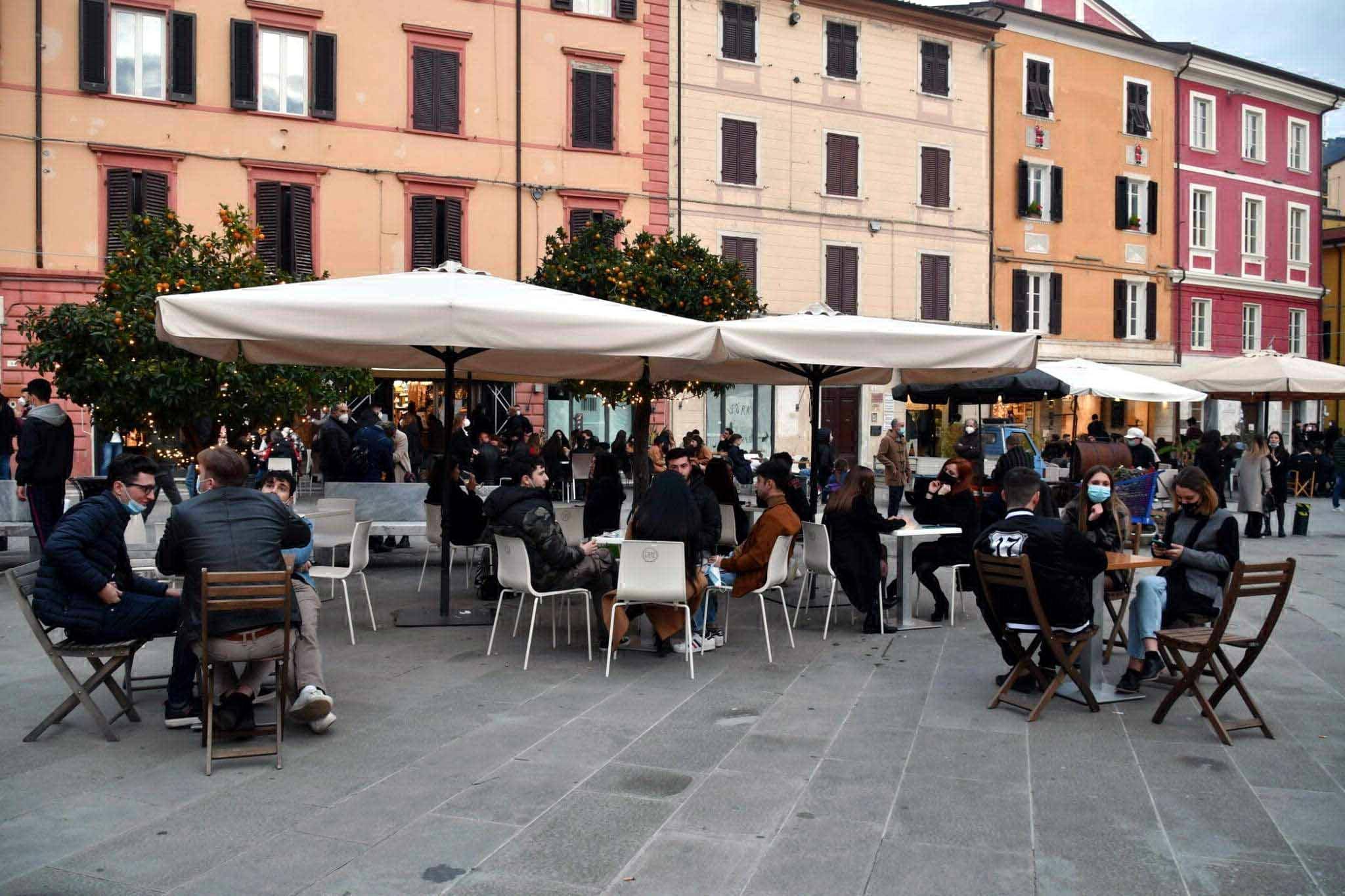 Toscana verso la zona gialla. Giani: non farò chiusure locali. Ma l’Ars avverte: incauto riaprire ora 