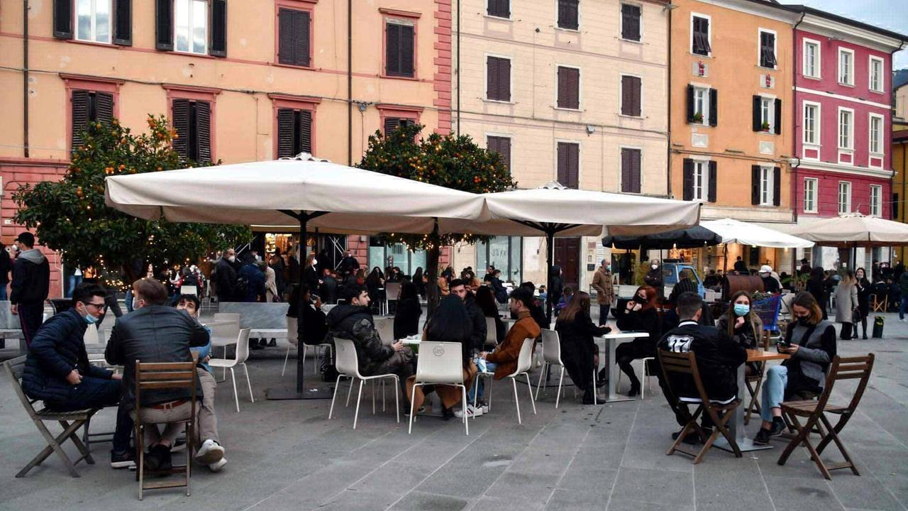 Toscana verso la zona gialla. Giani: non farò chiusure locali. Ma l’Ars avverte: incauto riaprire ora