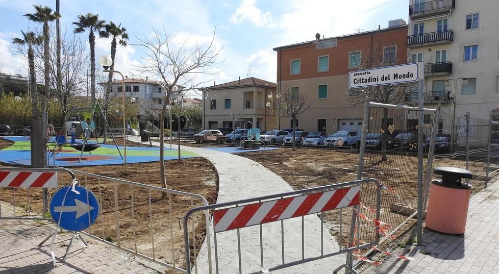 Parco giochi in piazza Cittadini del mondo
