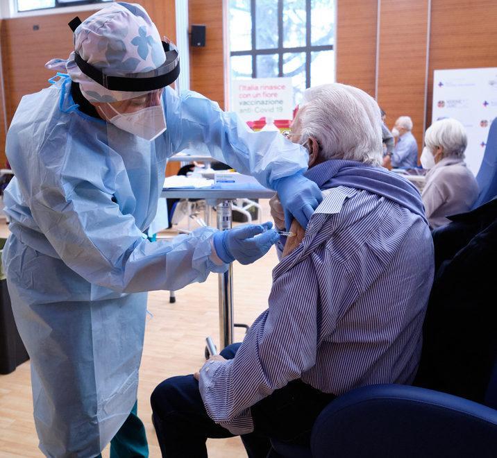 Vaccini agli over 80, ultimo sforzo «È stato impegnativo ma ci siamo» 