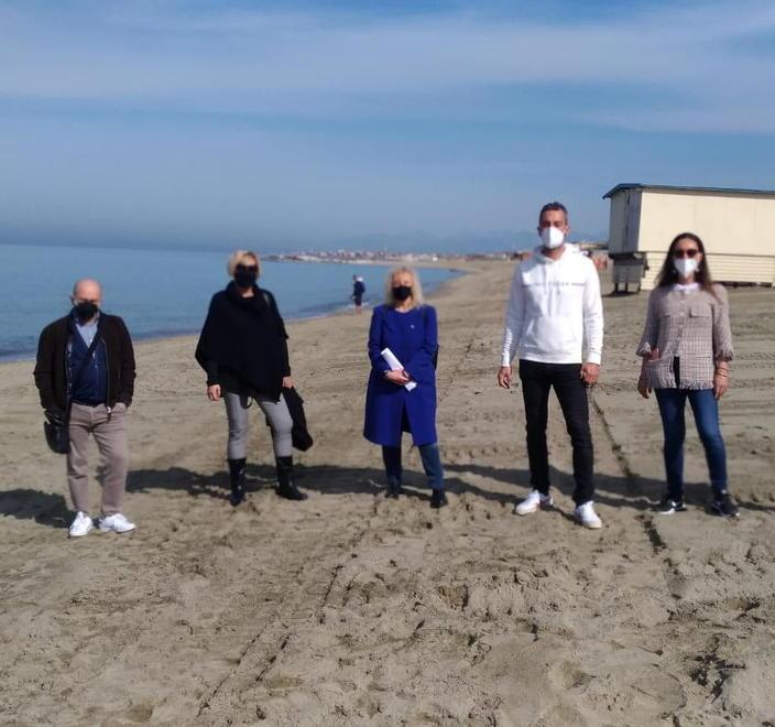 La sabbia torna al suo posto sull’arenile nord di Tirrenia 