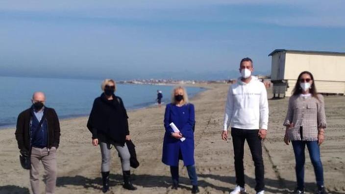 La sabbia torna al suo posto sull’arenile nord di Tirrenia
