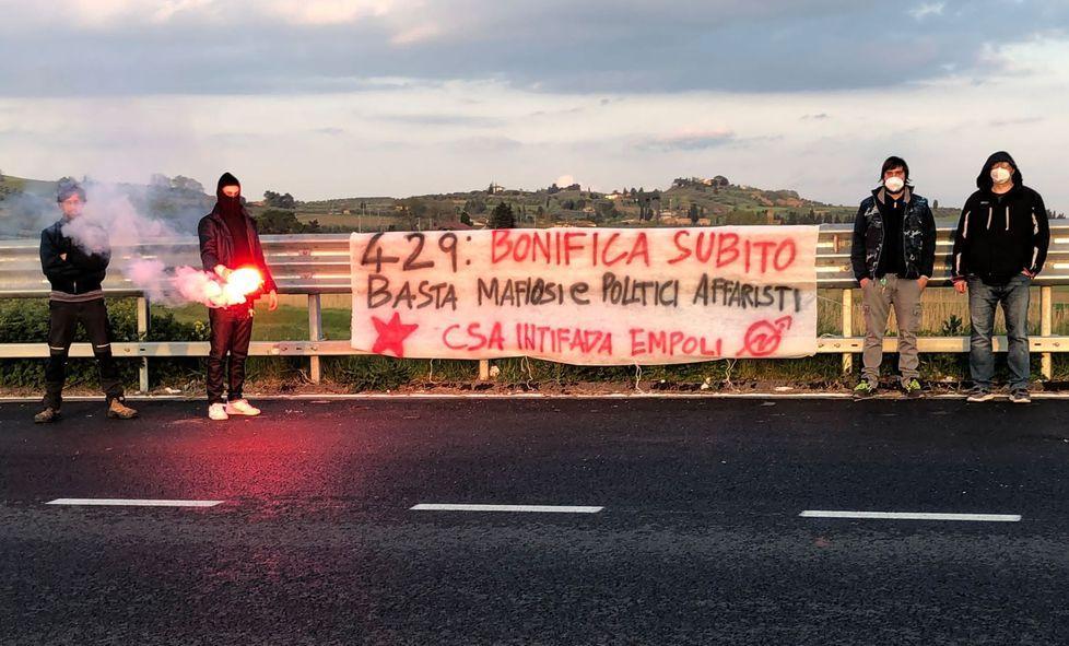 La protesta del Csa Intifada «Indagini e bonifica, subito»