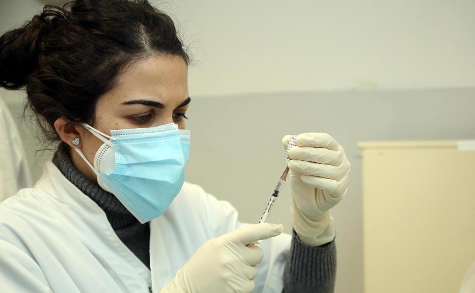 Più rifornimenti Pfizer Arrivano 14 mila dosi: 3.200 iniezioni al giorno