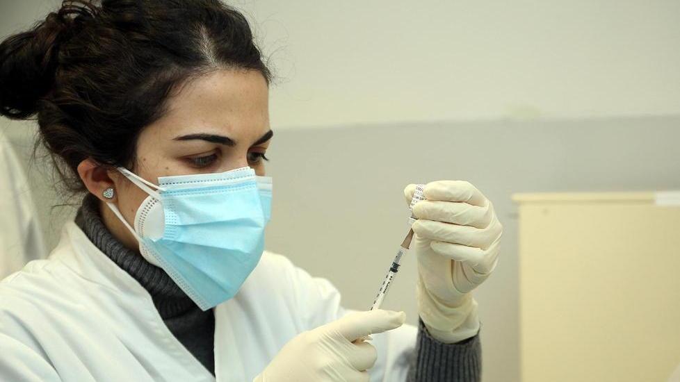 Più rifornimenti Pfizer Arrivano 14 mila dosi: 3.200 iniezioni al giorno