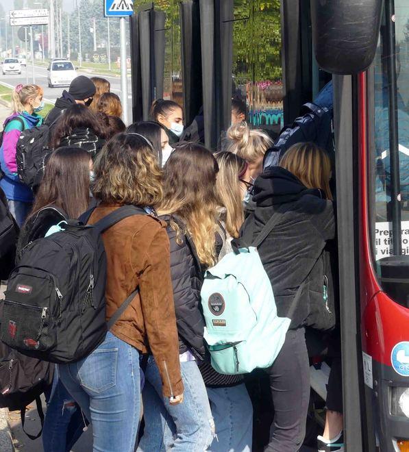 Cercansi autobus e autisti Scuola, trasporto in affanno 