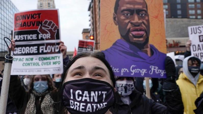Tre volte colpevole l’agente di polizia che uccise George Floyd
