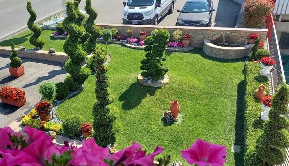 Spazi pubblici abbelliti con fiore e piante in attesa dei turisti