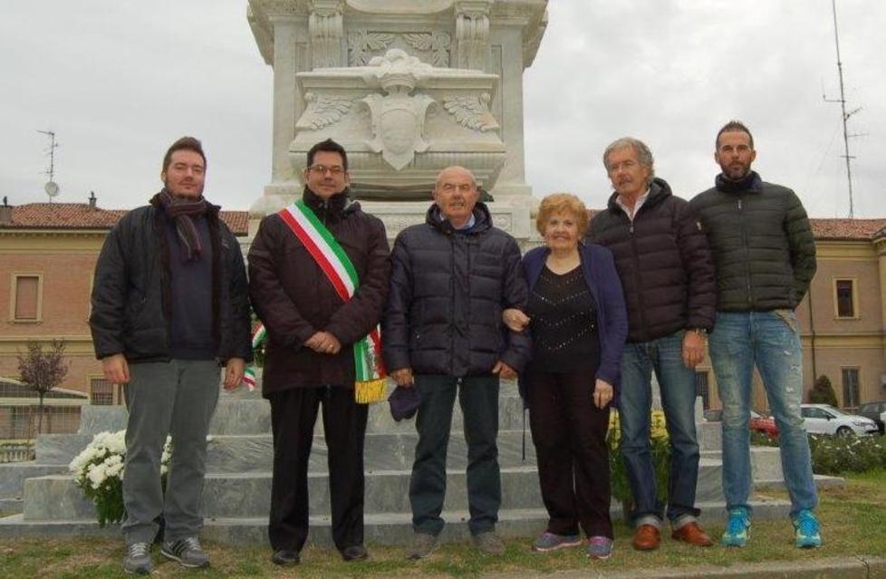 Onore al soldato morto prigioniero di guerra Il nome sul monumento 
