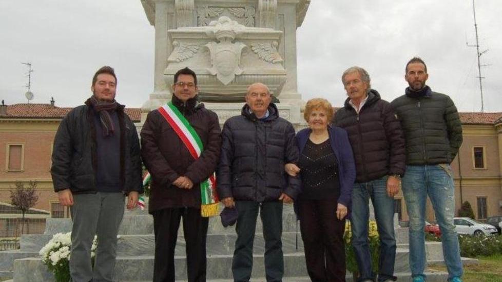 Onore al soldato morto prigioniero di guerra Il nome sul monumento