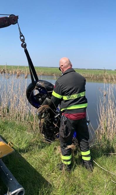 Sbanda e fa un volo sull’asfalto Motociclista pieno di fratture 