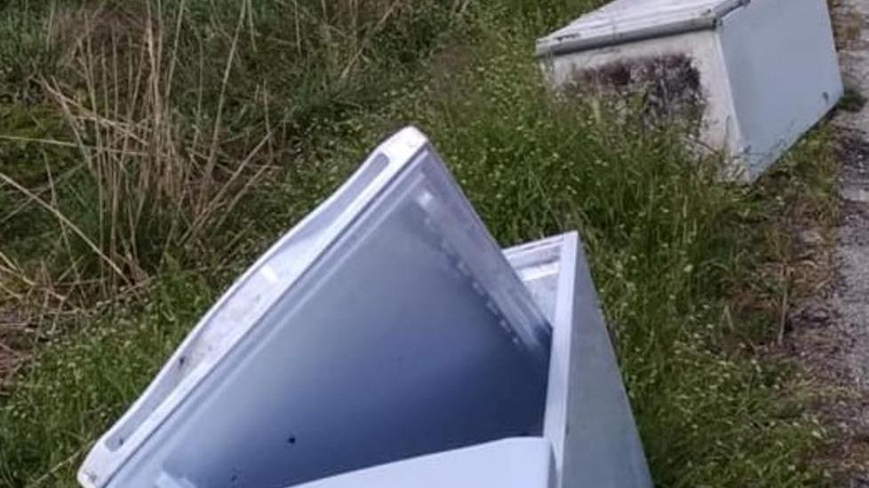 Abbandonato un frigorifero
