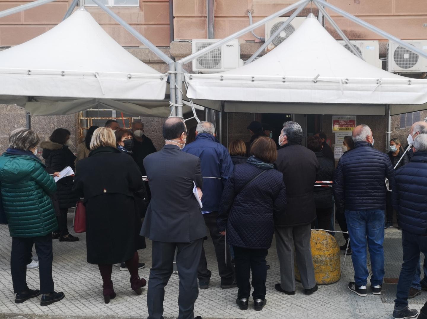 Vaccini, caos davanti alle Cliniche San Pietro 