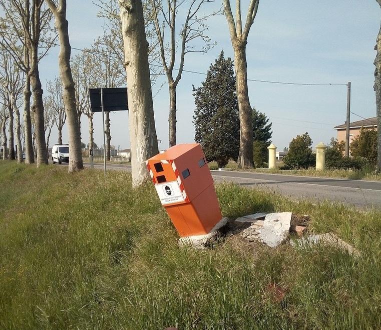 Tra Carpi e Campogalliano: tre nuovi box arancioni divelti È caccia ai vandali dei velox 